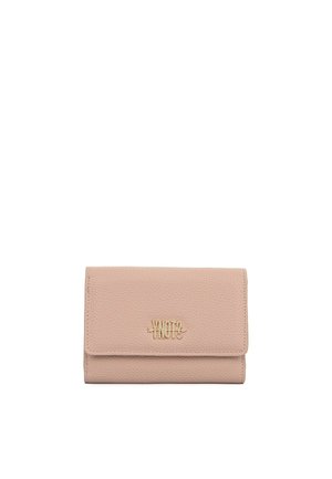 Portafoglio in pelle rosa chiaro piegato con logo "YNOT?" oro sulla patta anteriore, su sfondo bianco.