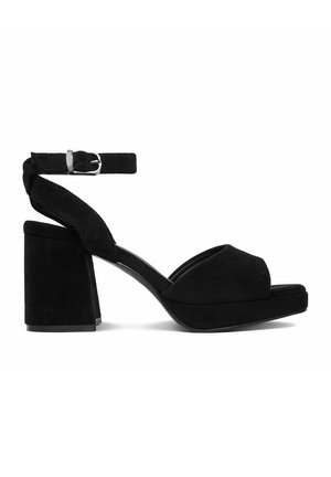 Černá otevřená vysoká sandálka na podpatku s tlustým blokovým podpatkem, páskem kolem kotníku a stříbrnou přezkou, zobrazena z boku na bílém pozadí.