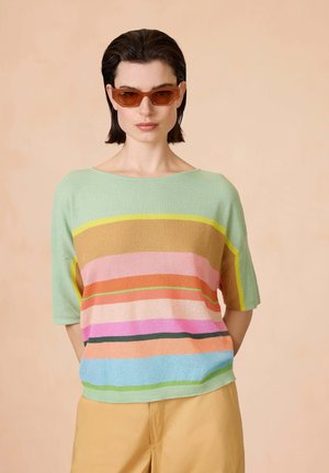 Gestreepte gebreide top met pastelkleuren: groen, roze, bruin en blauw. Korte mouwen en een bootneck, textuurstof, casual pasvorm.
