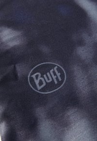 Čierny a modrý vzorovaný nákrčník Buff vyrobený z jemnej elastickej látky, s jemným logom umiestneným uprostred.
