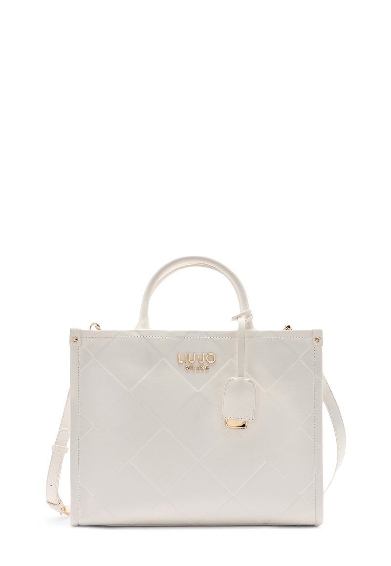 Borsa a tracolla bianca trapuntata con logo dorato, forma rettangolare, doppi manici, tracolla staccabile e un piccolo tag decorativo.
