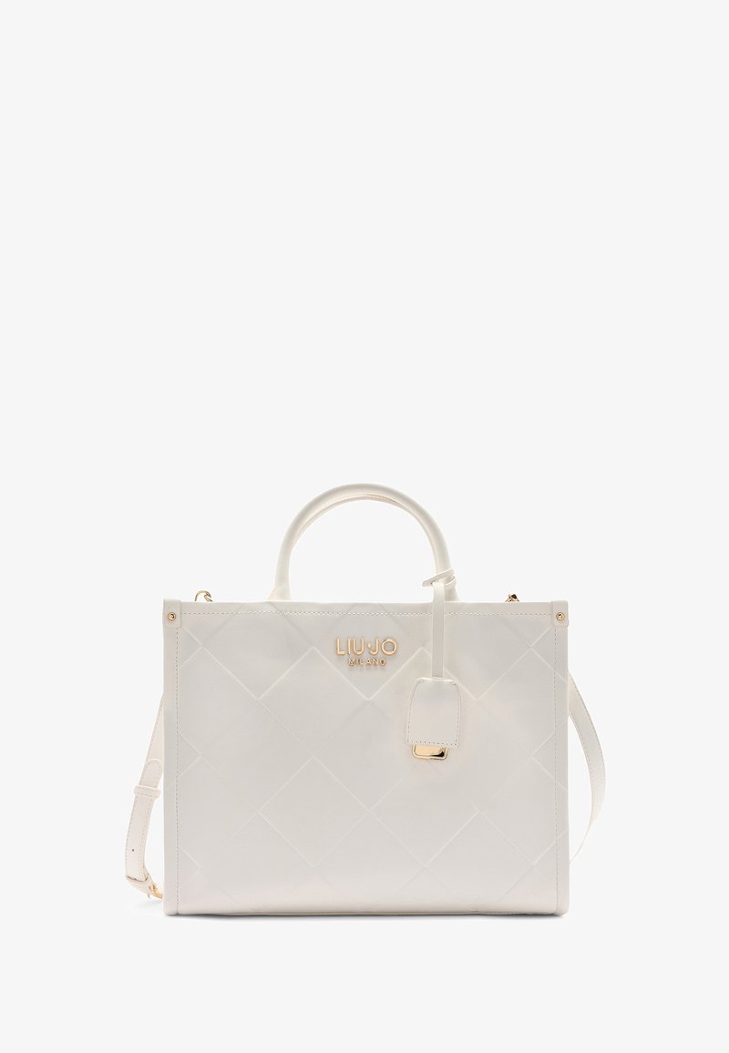 Borsa a tracolla bianca trapuntata con logo dorato, forma rettangolare, doppi manici, tracolla staccabile e un piccolo tag decorativo.