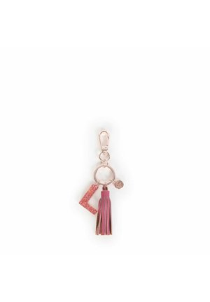 Portachiavi con una forma 'L' di glitter rosa, un pon-pon rosa e un ciondolo rotondo metallico, attaccato a un gancio e anello in metallo tono oro.