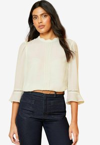 Love & Roses SCALLOP PINTUCK FLUTE SLEEVE REGULAR FIT - Blúzka - ivory white