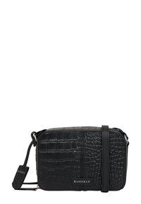 Borsa a tracolla in pelle nera con finitura a goffratura coccodrillo, dotata di chiusura con zip, tracolla regolabile e dettaglio logo frontale. Texture liscia con forma strutturata.