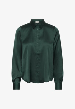 Camisa de satén verde oscuro, de botones, con cuello, mangas largas y cierre de botones. Textura suave con un ajuste ligeramente holgado.