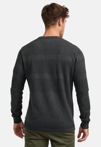 Dunkelgrauer gestrickter Pullover mit strukturierten horizontalen Streifen, Rundhalsausschnitt und gerippten Bündchen, von hinten gezeigt.