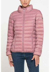 Giacca puffer rosa chiaro con colletto alto, pattern trapuntato orizzontale, chiusura con zip frontale e tasche laterali. Realizzata in materiale liscio e leggero.