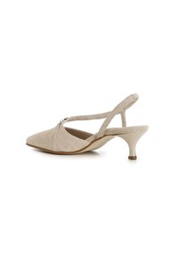 Beige suède slingback schoen met een spitse neus, lage hak en een kruisriemontwerp. Verfraaid met een klein decoratief metalen detail.