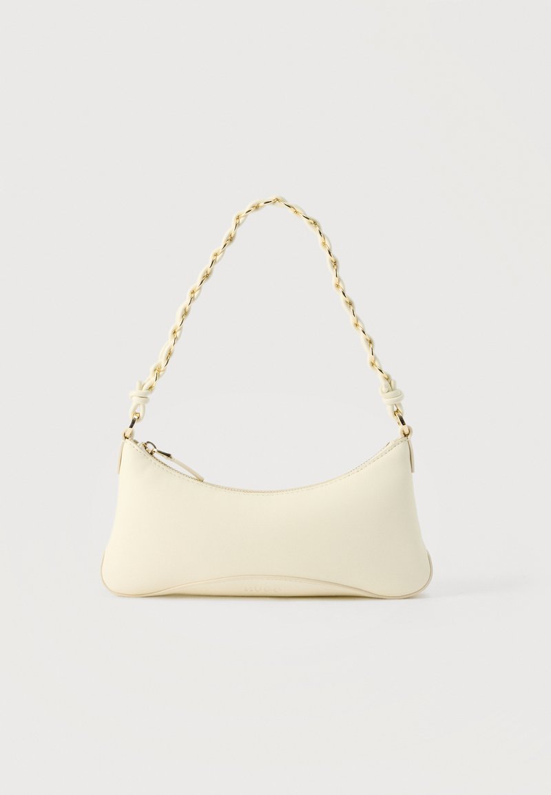 Petit sac à main couleur crème avec une forme incurvée et une poignée en chaîne torsadée ton or, fermeture éclair sur le dessus