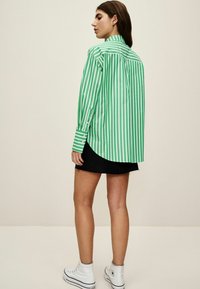 Next OVERSIZED  - Nööpidega pluus - green and white spliced stripe