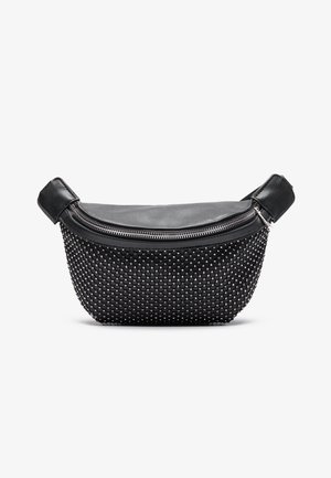 Schwarze Leder-Bauchtasche mit silbernem Reißverschluss und einer Vorderseite, die mit kleinen schwarzen Nieten bedeckt ist, auf weißem Hintergrund dargestellt.