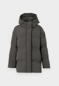 Abrigo de invierno aislante color gris oscuro con capucha, mangas largas y cierre frontal oculto por una solapa, exhibido sobre un fondo blanco.