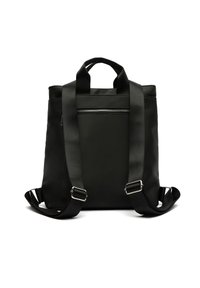 Črni nahrbtnik iz trpežnega materiala, ki ima nastavljive naramnice, zgornji ročaj in sprednji žep z zadrgo. Gladka tekstura in minimalističen dizajn.