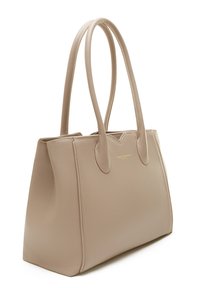 Beige leren tote bag met dubbele handvatten, gestructureerde vorm, subtiele korreltextuur en een gouden logo aan de voorkant.