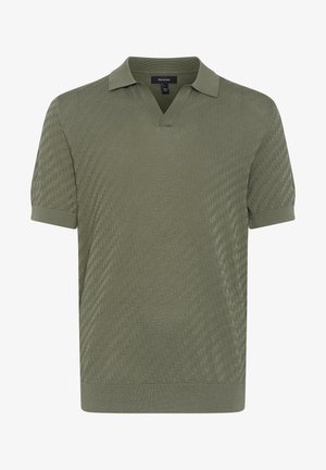 Polo krekls olīvzaļā krāsā, izgatavots no teksturēta auduma. Īsām piedurknēm, ar V-veida kakla izgriezumu, ribotām apkakli un apakšu.