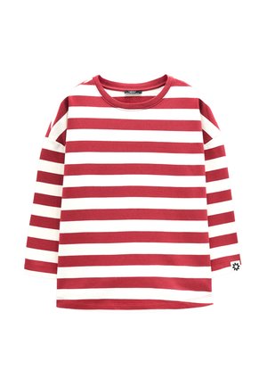 Koszula z długim rękawem o szerokich poziomych czerwono-białych paskach i małą czarną metką z kwiatowym motywem na lewym mankiecie.