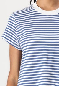 T-Shirt mit kurzen Ärmeln, horizontalen blauen und weißen Streifen, einem runden weißen Ausschnitt und einer weichen Baumwolltextur.