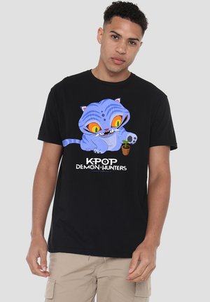 K-POP DEMON HUNTERS - CUTE DERPY TIGER CARTOON - Print T-shirt - black