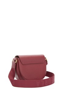 Malá texturovaná křížová taška z burgundské kůže s širokým nastavitelným látkovým popruhem a zlatými kovovými detaily.