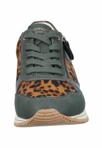 Baskets en cuir vert avec des accents en imprimé léopard, présentant un design à lacets et une fermeture éclair sur le côté. Matériaux texturés et semelle en caoutchouc.