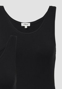 Zwarte tanktops van rekbaar materiaal met een ronde halslijn en dunne bandjes. Een top heeft een label met "s.Oliver" en maat 36.