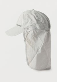 Ανοιχτό γκρι καπέλο κατασκευασμένο από ελαφρύ υλικό με αναδιπλούμενο προστατευτικό για τον λαιμό. Διαθέτει καμπύλη γείσο και κεντημένο λογότυπο στο μπροστινό μέρος.