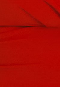 Tessuto rosso con ombre morbide e pieghe che creano delicati linee diagonali sulla superficie.