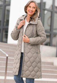 Gep quilteter, langer grauer Mantel mit Kapuze, Reißverschluss und Seitentaschen. Das Material hat eine glatte Textur mit abgerundeten Mustern.