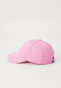 Rosa baseballcaps med buet skygge, laget av bomullsstoff, side-logo-detail og justerbar rem bak. Glatt tekstur.
