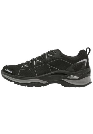 Chaussure de randonnée basse noire avec semelle grise, fermeture à lacets, texte de marque sur l'orteil et le talon, et une languette à l'arrière.
