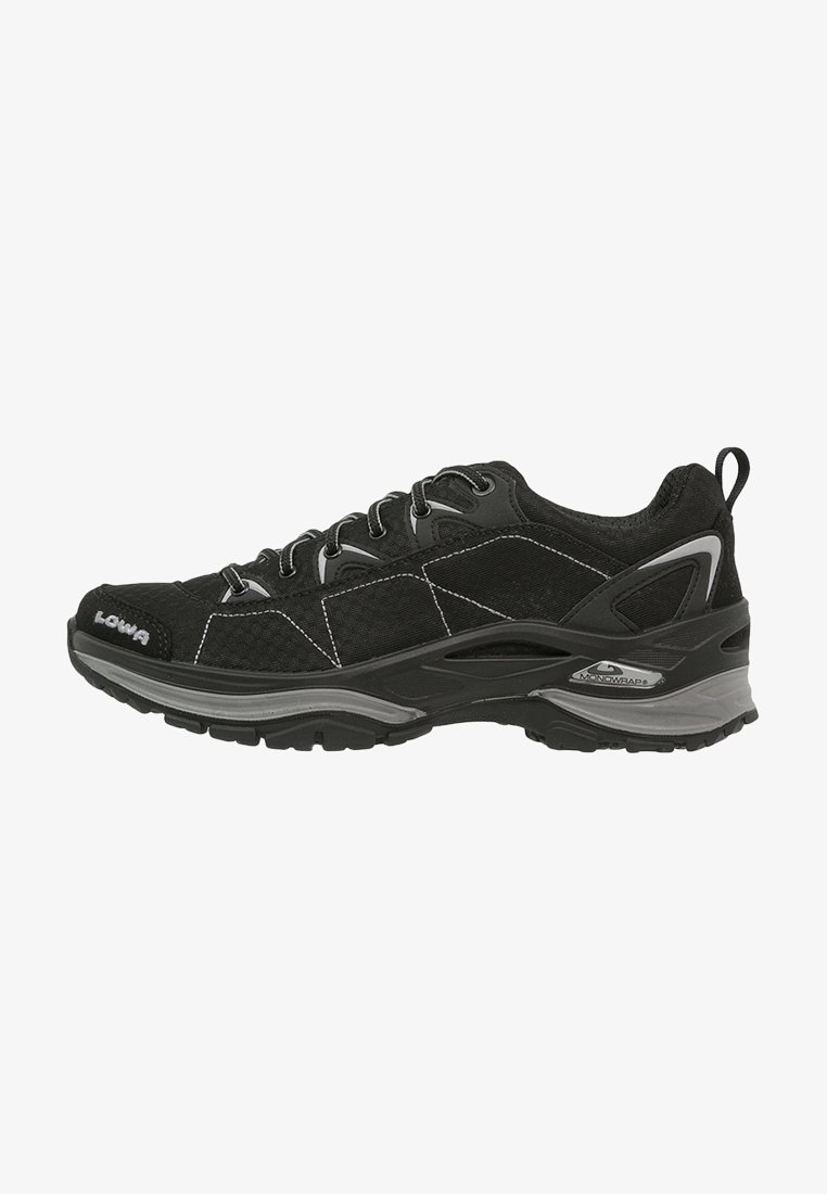 Chaussure de randonnée basse noire avec semelle grise, fermeture à lacets, texte de marque sur l'orteil et le talon, et une languette à l'arrière.