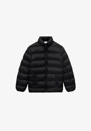 Čierna prešívaná puffer bunda s vysokým golierom, celým predným zipsom, dlhými rukávmi a dvoma prednými vreckami.