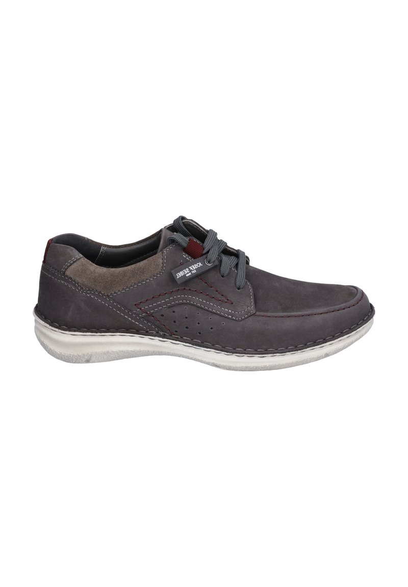 Scarpa in pelle grigia con punta arrotondata, dettaglio laterale perforato, cuciture rosse a contrasto e suola in gomma. Presenta lacci grigi e accenti sottili.