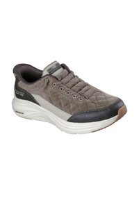 Zapatilla gris con parte superior acolchada, acentos negros contrastantes, collar acolchado y suela intermedia blanca gruesa. Presenta un diseño con cordones y detalles texturizados.