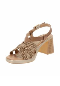 Sandal alto in pelle marrone con dettagli intrecciati, design a punta aperta e cinturino alla caviglia regolabile. Presenta un tacco a blocco in legno texturizzato.
