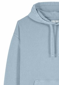 Felpa azzurra chiara con tasca a marsupio, cappuccio con coulisse e polsini a coste. Realizzata in tessuto morbido con una texture liscia.