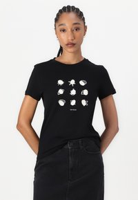T-shirt noir avec des graphismes blancs représentant divers animaux marins disposés en motif de grille. Manches courtes, col rond, tissu en coton lisse.