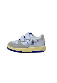 Sneakers con una toma grigia in suede e una parte superiore in rete bianca, con doppie cinghie regolabili, suole gialle, dettagli blu e una stampa grafica sul lato.