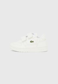 Άσπρο αθλητικό παπούτσι με διπλές λουρίδες Velcro, λεία υφή δέρματος, ανάγλυφο λογότυπο στο πλάι και επίπεδη ελαστική σόλα. Μινιμαλιστικός σχεδιασμός.