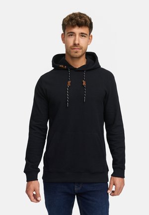Sudadera negra de tela suave con un bolsillo canguro, puños acanalados y cordones ajustables con acentos de cuero marrón.