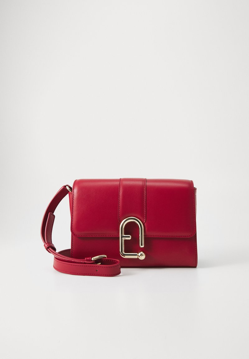 Borsa a tracolla in pelle rossa con chiusura e dettagli in tonalità dorata. Presenta un design strutturato con un frontale piatto e una tracolla regolabile.