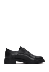 Chaussure Oxford formelle noire en cuir avec bout à capuchon, talon bas et fermeture à lacets, vue de côté extérieur sur fond blanc.