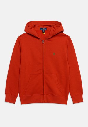 Sweat à capuche rouge vif avec fermeture éclair, poches avant, manches longues et capuche, avec un petit logo brodé sur le côté gauche de la poitrine.