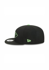 Schwarze Baseballkappe mit flachem Schirm. Verziert mit einem neon-grünen, gestickten Logo und Akzenten. Hergestellt aus Stoff mit glatter Textur.