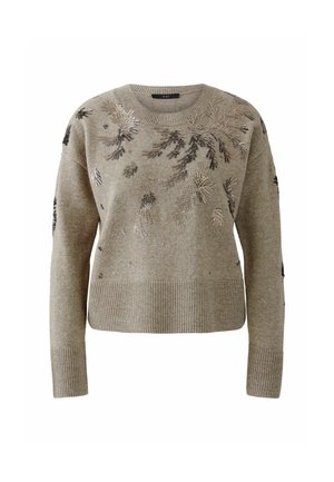 Beige trui met een geribbelde zoom en manchetten, voorzien van verfijnde bloemenparel borduursels in donkere en metallic tinten over de voorkant.