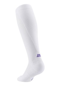 Calze a compressione bianche con texture a coste, design fino al ginocchio, con accenti viola vicino al tallone e alla punta. Progettate per offrire supporto.