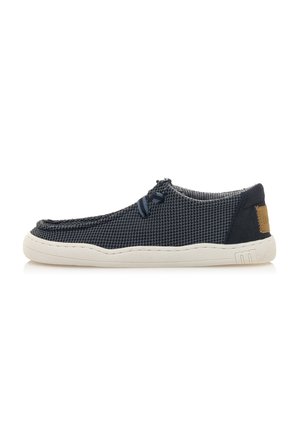 Zapatillas de malla de color azul marino con suela de goma blanca, con puntera redonda, diseño con cordones y un acento de tela texturizada en el talón.