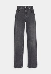 Jeans en denim à jambe large de couleur gris foncé avec une finition délavée. Comprend une fermeture à bouton, cinq poches et des détails de surpiqûres en contraste.