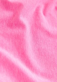 Zacht roze stof met een gladde textuur en subtiele variaties, met een licht gemêleerd uiterlijk en fijne, gelijkmatige ribbels.